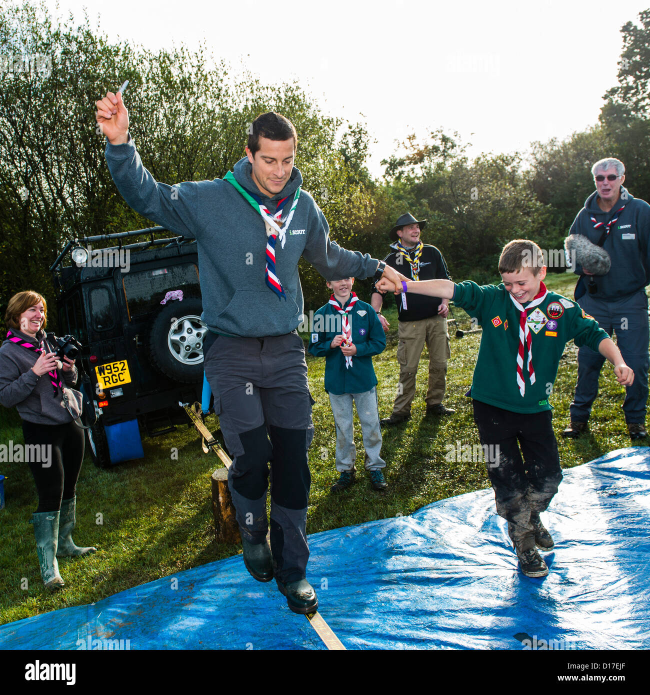 Chief Scout BEAR GRYLLS treffen walisische Mädchen und jungen Pfadfinder in einem Camp in Ceredigion, West Wales, UK Stockfoto