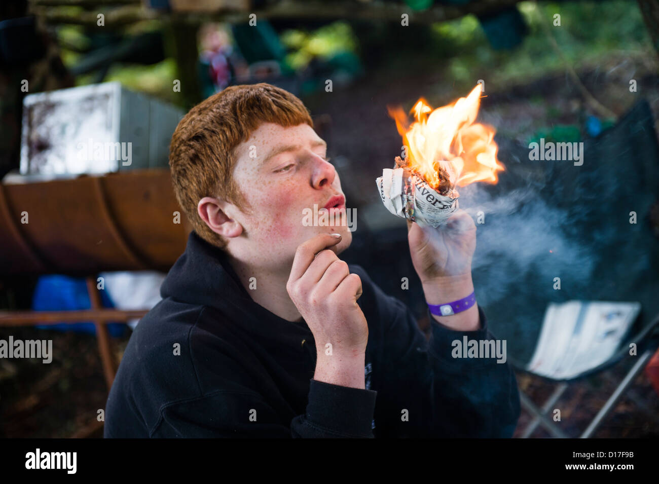 Eine junge Feuer machen: Pfadfinder lernen Bushcraft in einem Camp in Ceredigion, West Wales, UK Stockfoto