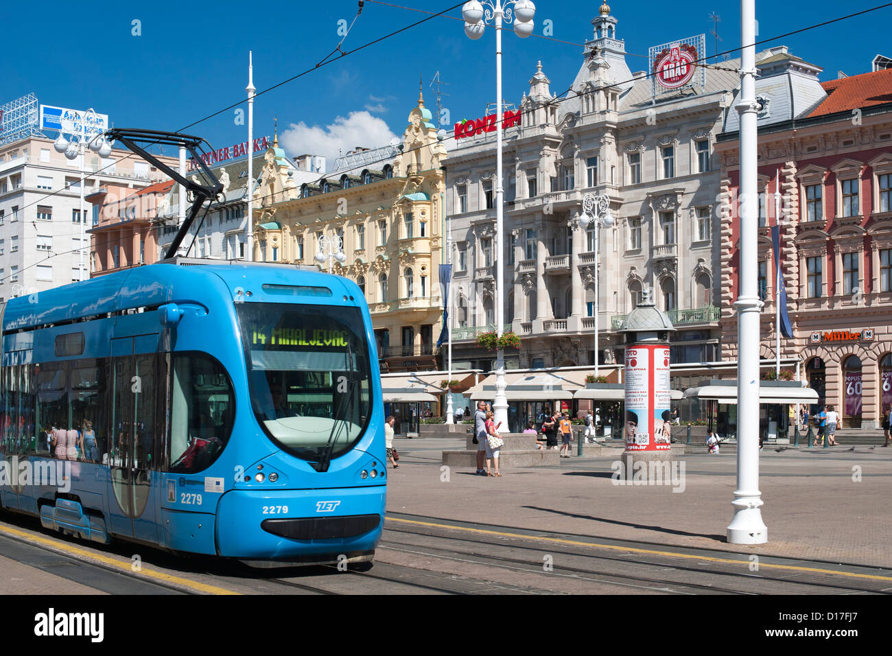 Die Straßenbahn läuft durch Ban-Jelačić-Platz, dem Hauptplatz in Zagreb, der Hauptstadt Kroatiens. Stockfoto