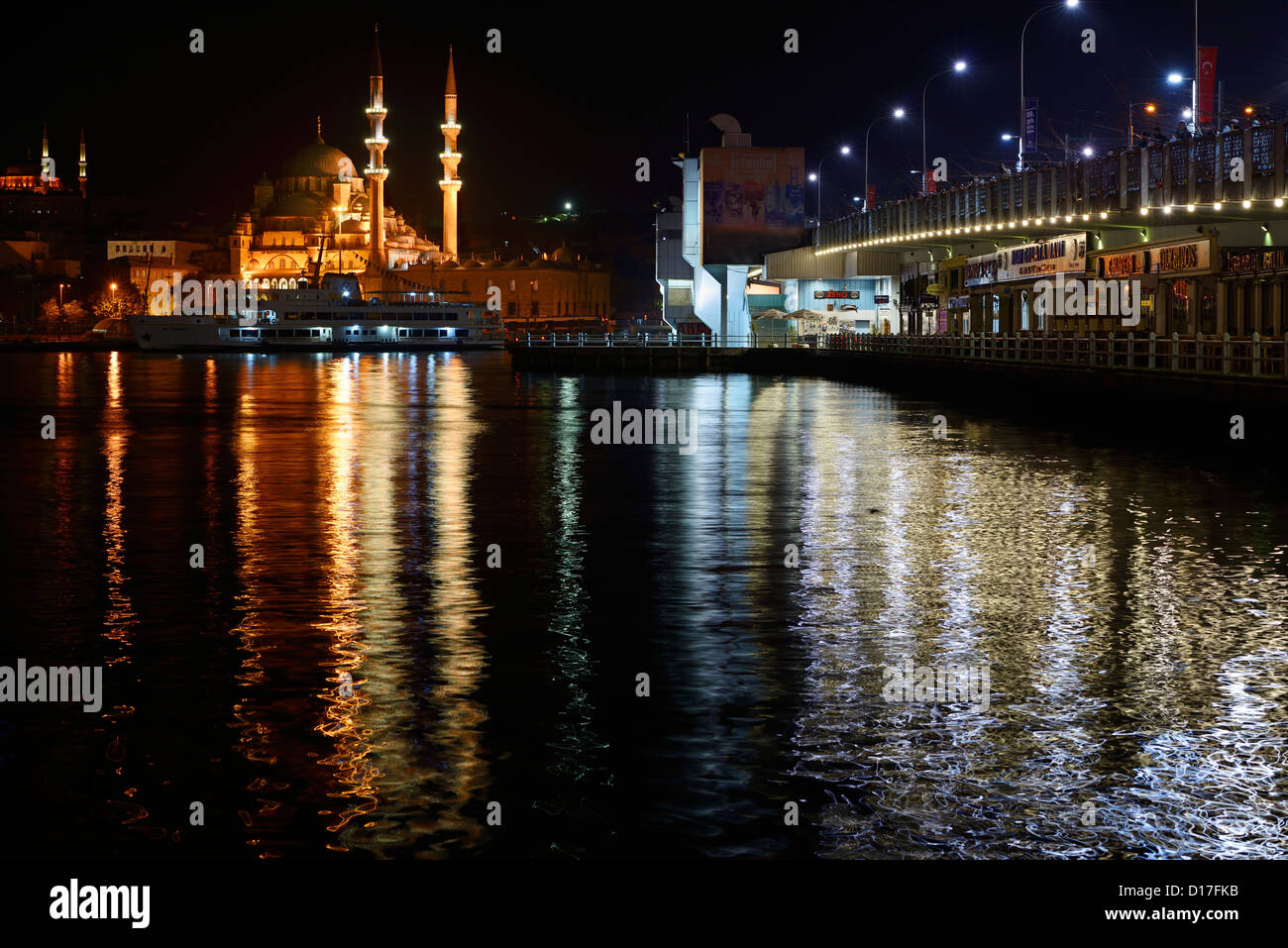 Die neue Moschee am frühen Morgen mit Fischer auf der Galata Brücke über das Goldene Horn Istanbul Türkei Stockfoto