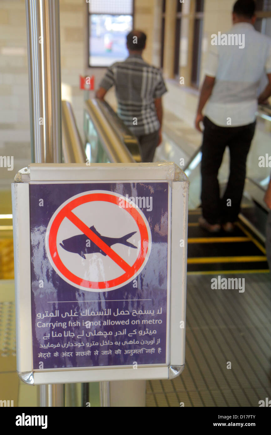 Dubai VAE, Vereinigte Arabische Emirate, Deira, Al Ras U-Bahn-Station, U-Bahn, Zug, Zug, innen, Schild, Englisch, Arabisch, Sprache, zweisprachig, mit Fisch nicht Stockfoto