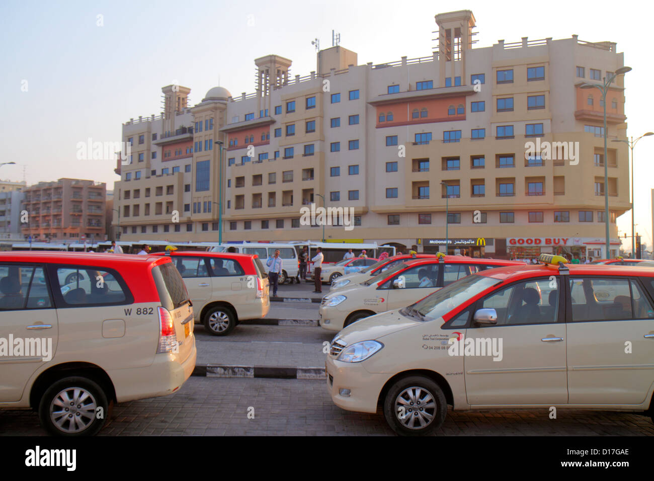 Dubai VAE, Vereinigte Arabische Emirate, Al Souqe Al Kabeer, Al Ghubaiba Road, Taxi, Taxi, Taxi, Taxi, Gebäude, UAE121012091 Stockfoto