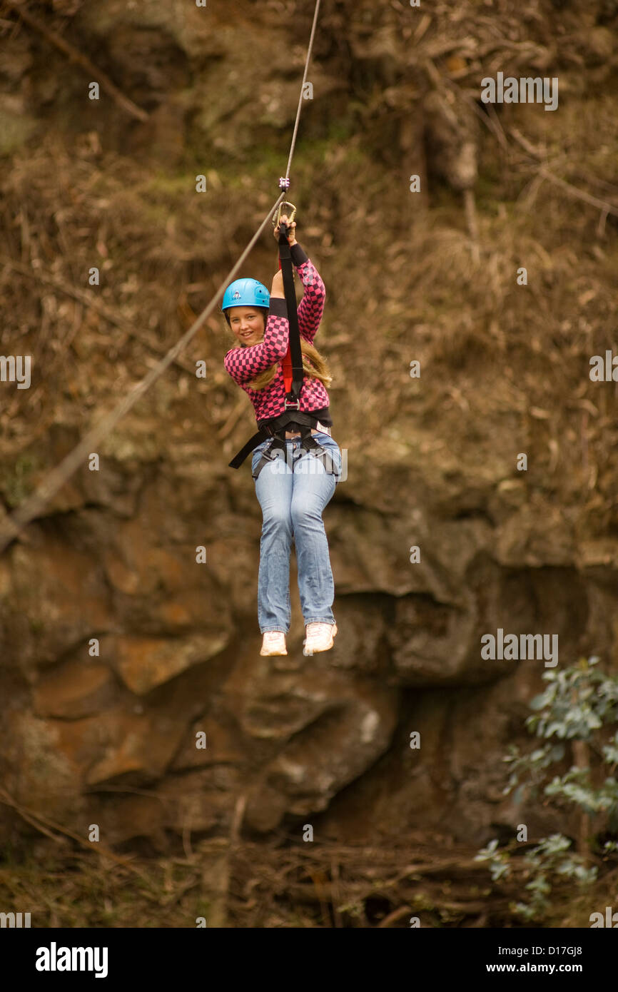 Hawaii, Maui, Zipline Abenteuer, junges Mädchen auf der Linie. Stockfoto