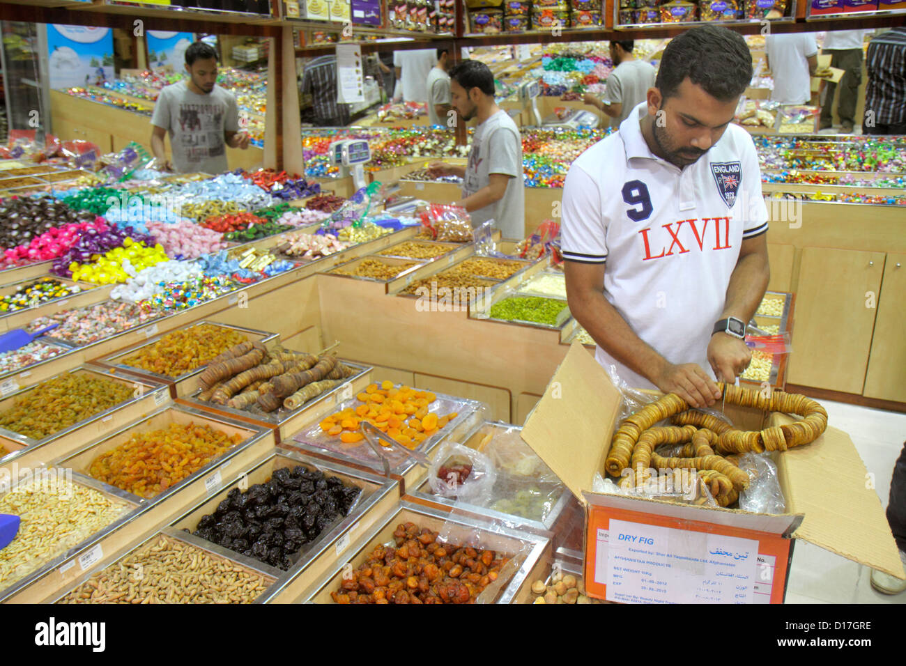Vereinigte Arabische Emirate Vae Dubai Naher Osten Ost Al Souqe Al Kabeer Carrefour Hyper Market Shopping Shopper Shopper Shop Geschafte Markte Stockfotografie Alamy