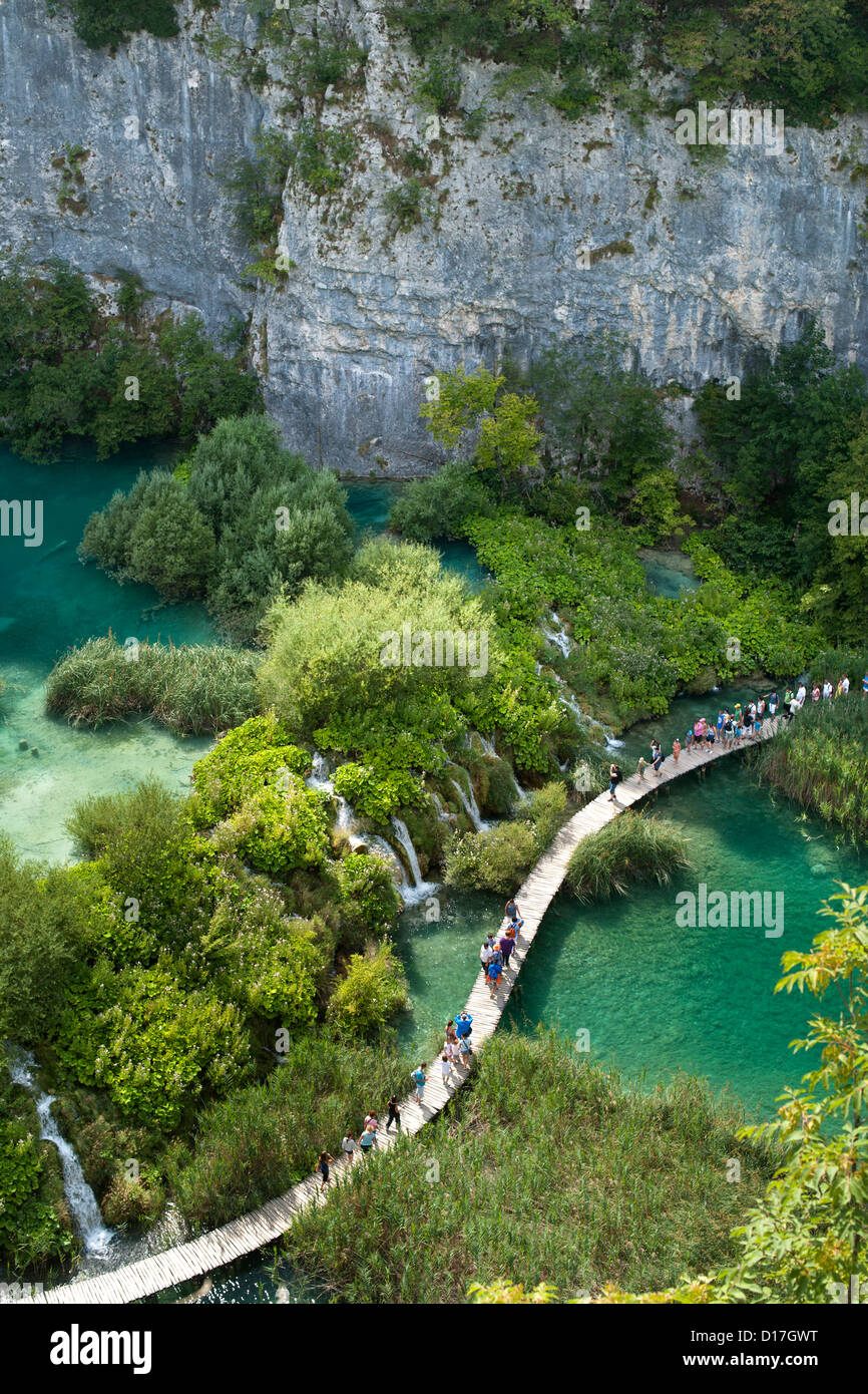 Touristen zu Fuß entlang Holzstege im Nationalpark Plitvicer Seen in Kroatien. Stockfoto
