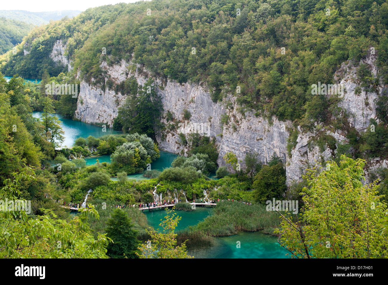 Touristen zu Fuß entlang Holzstege im Nationalpark Plitvicer Seen in Kroatien. Stockfoto