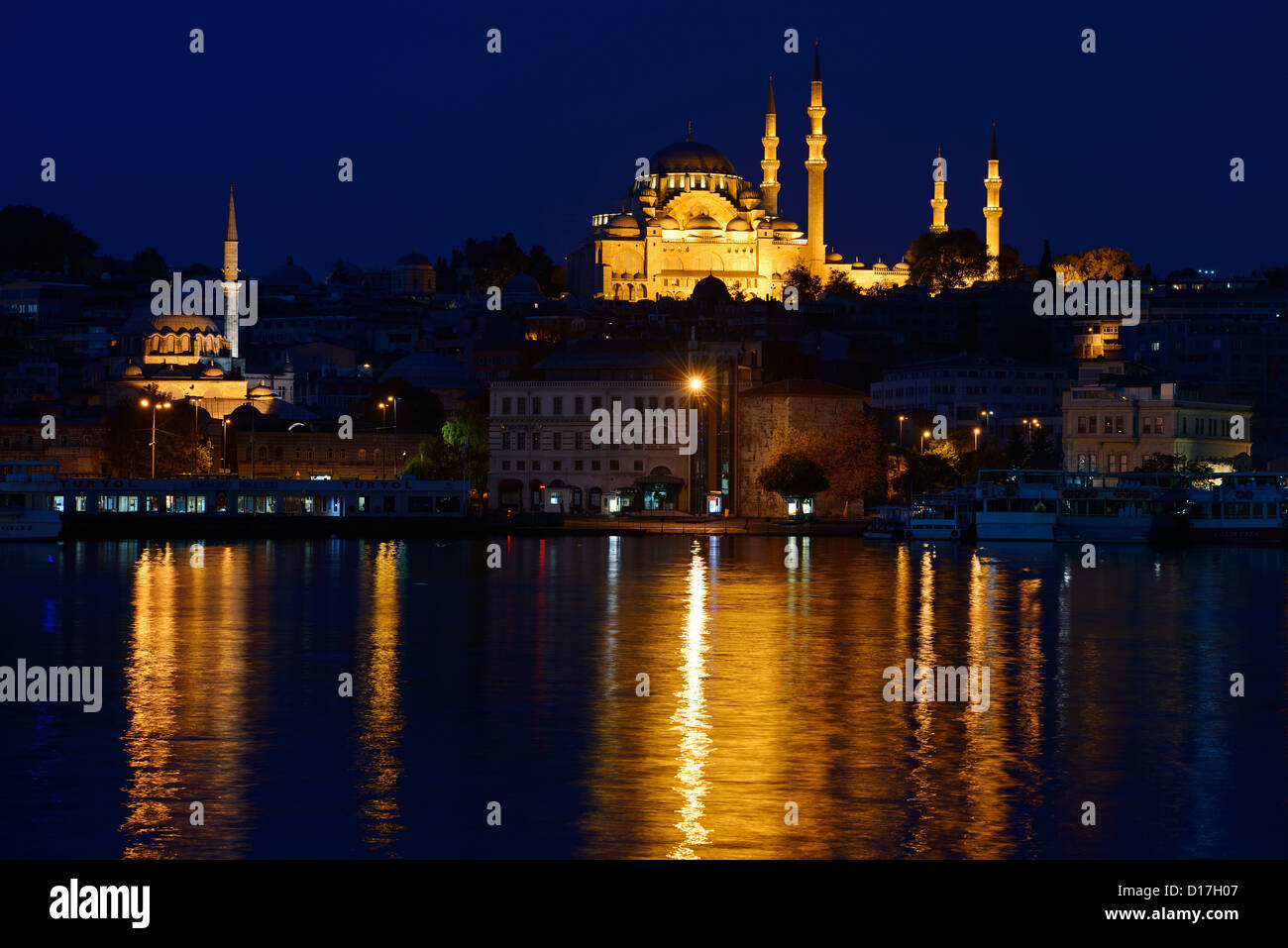 Rustem Pasha und Suleymaniye Moschee in Istanbul vor der Morgendämmerung in den Gewässern des Goldenen Horns der Türkei wider Stockfoto