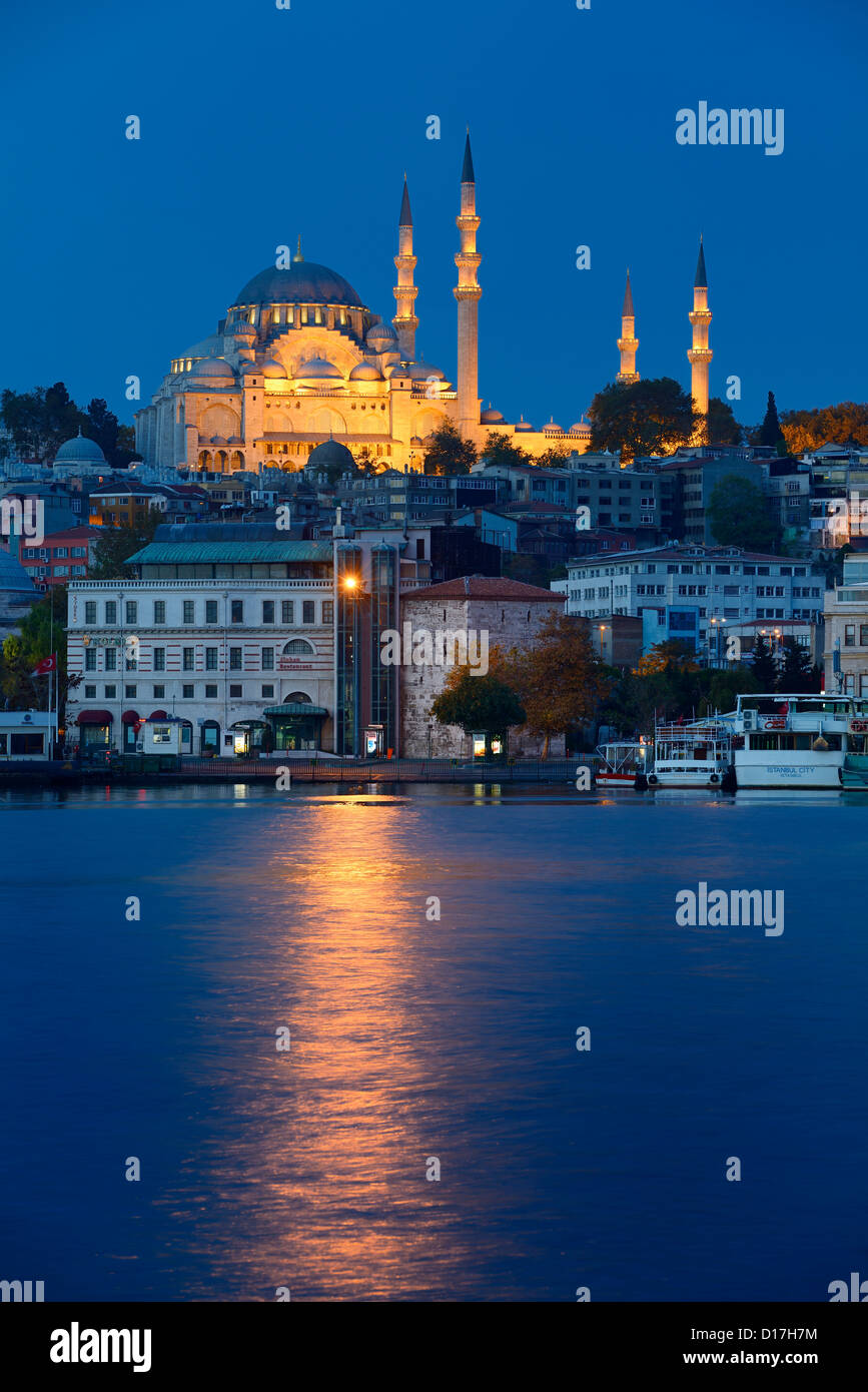 Lichter der Süleymaniye Moschee Istanbul in der Morgendämmerung am Goldenen Horn Wasser der Türkei wider Stockfoto