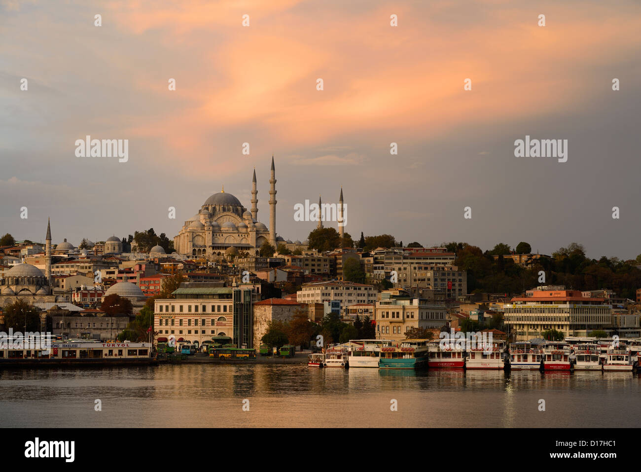 Rustem Pasha und Suleymaniye Moschee mit goldenen Sonnenaufgang auf dem Wasser des Golden Horn Istanbul Türkei Stockfoto
