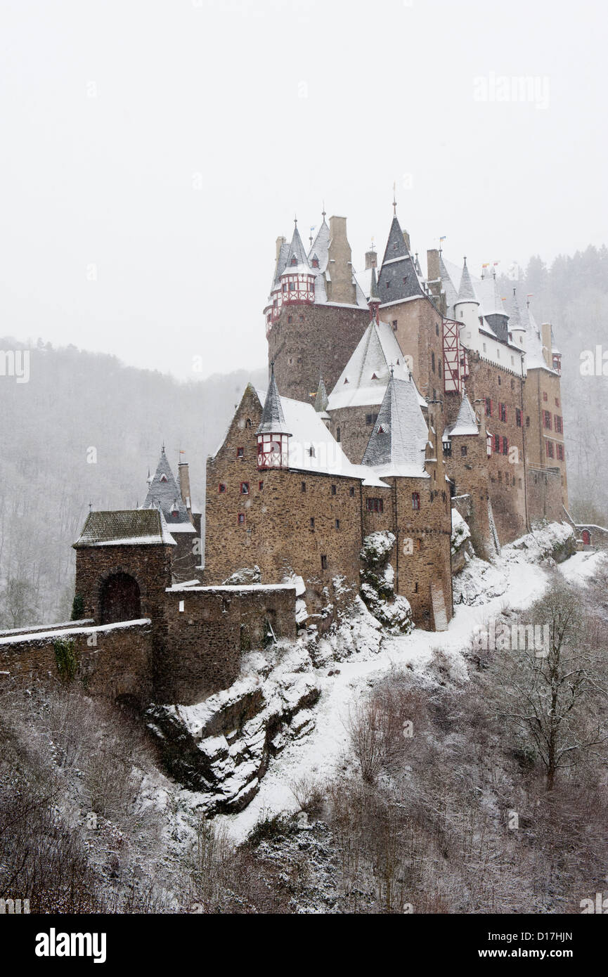 Blick auf die Burg Eltz Burg im Winterschnee in Deutschland Stockfoto