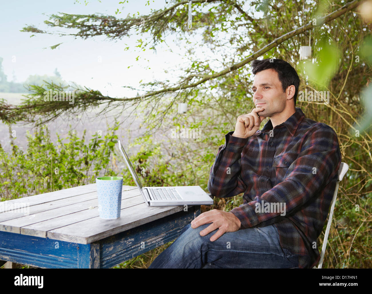 Mann mit Laptop im freien Stockfoto