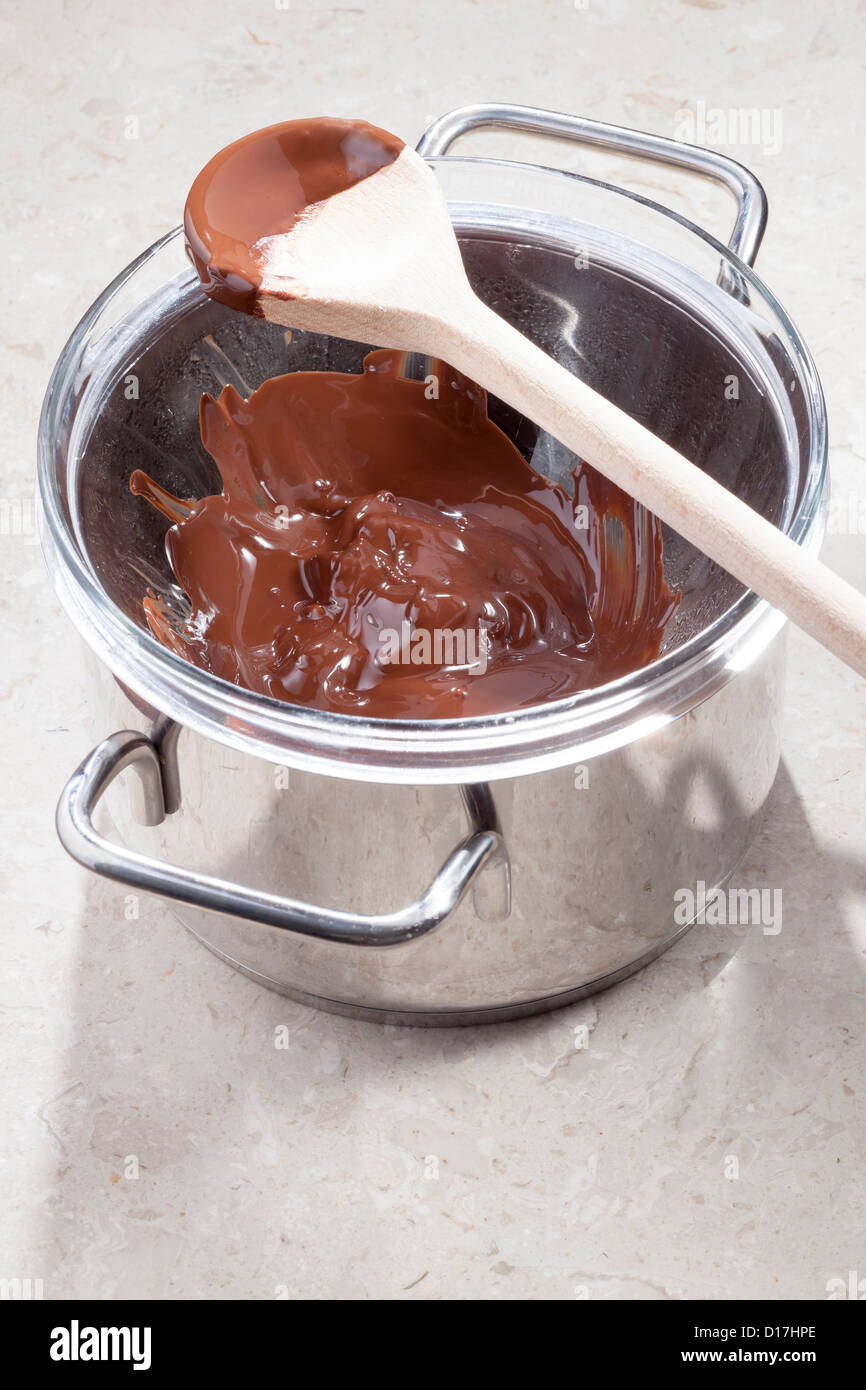 Schokolade schmelzen im Bain Marie Stockfoto