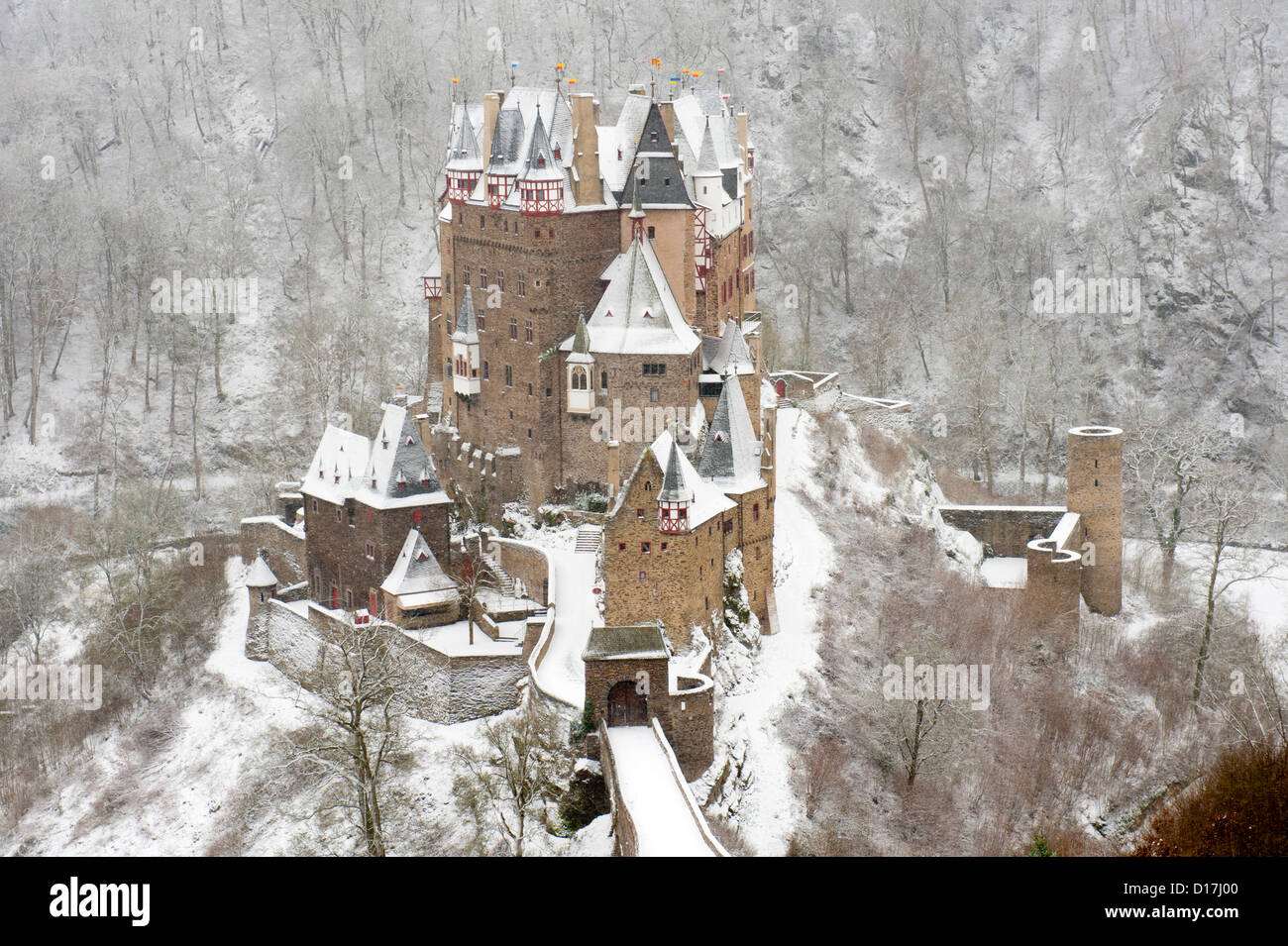Blick auf die Burg Eltz Burg im Winterschnee in Deutschland Stockfoto