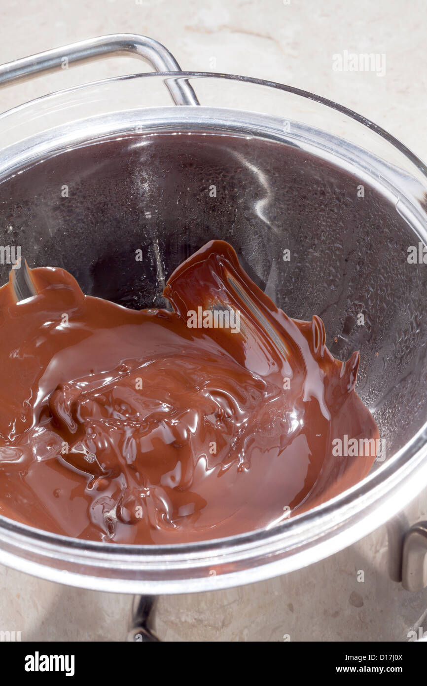 Schokolade schmelzen im Bain Marie Stockfoto
