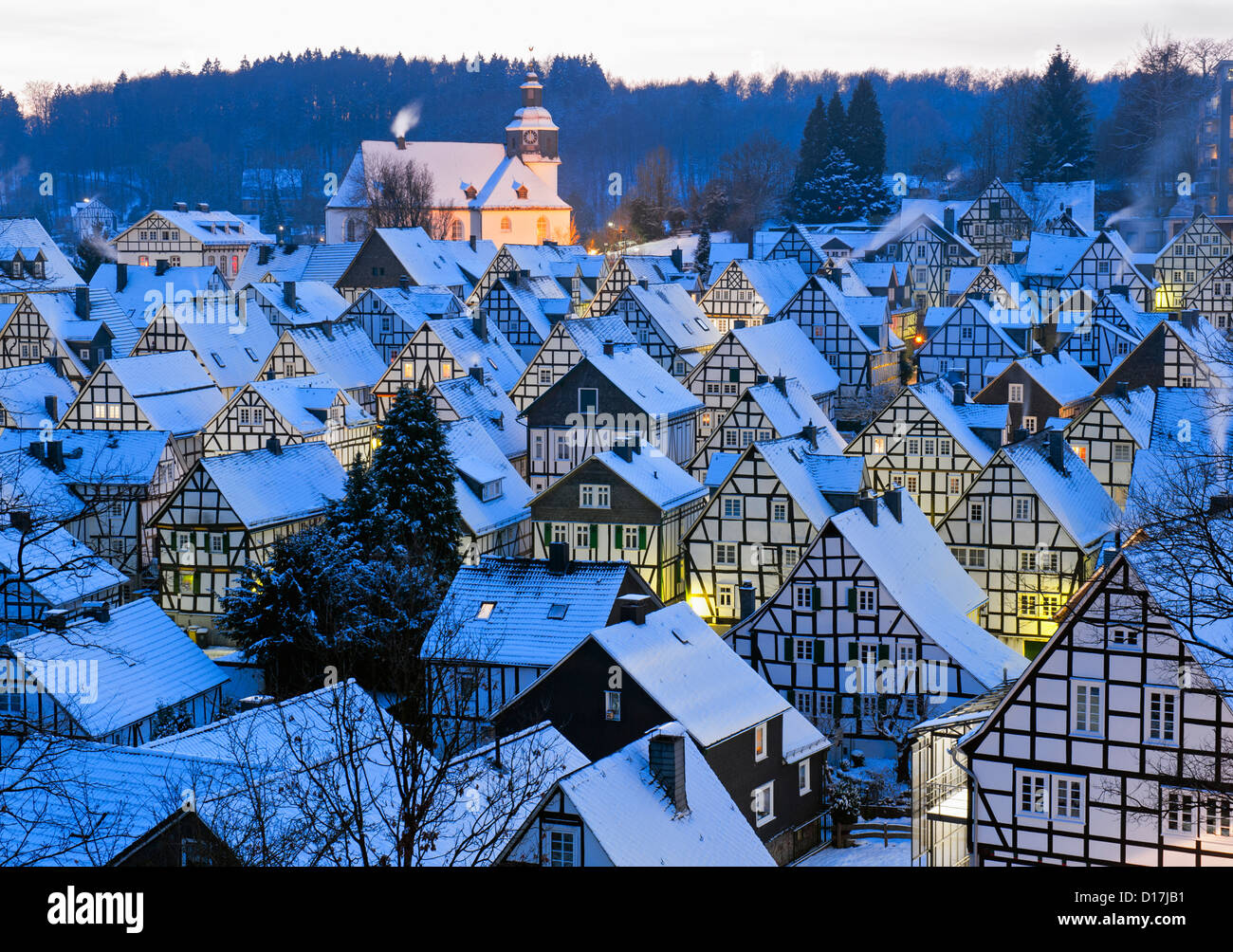 Winter-Blick auf Schnee bedeckt alte Häuser in Freudenberg Siegerland Deutschland Stockfoto