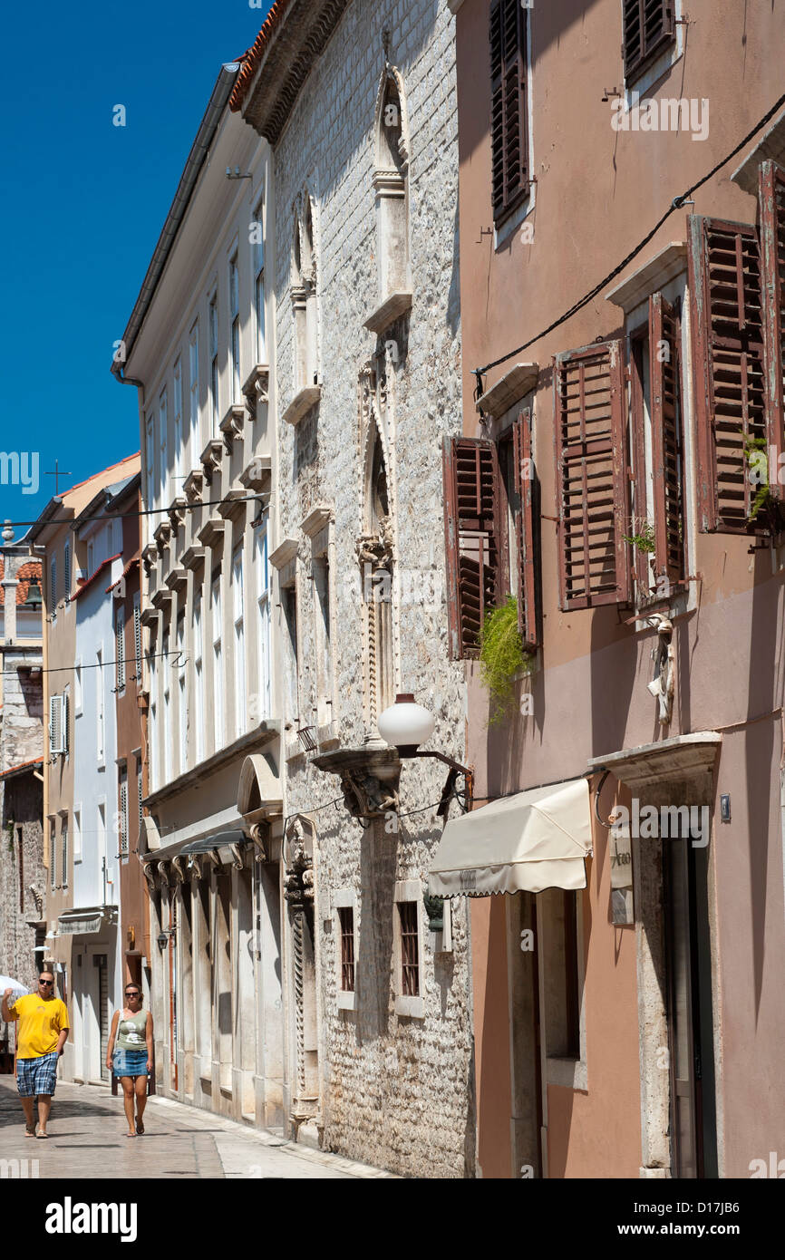 Gebäude der Altstadt von Zadar an der Adriaküste in Kroatien. Stockfoto