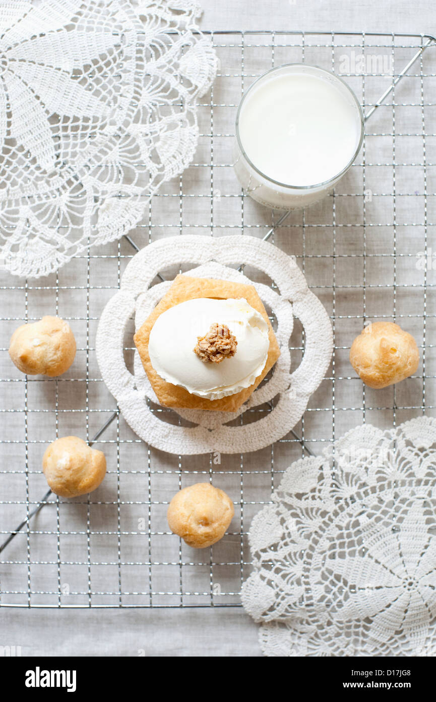 Windbeutel mit Glas Milch Stockfoto