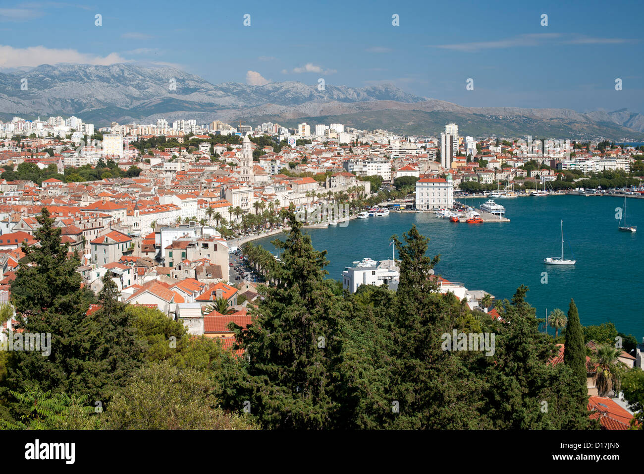 Blick auf die Stadt Split an der kroatischen Adria Küste. Stockfoto