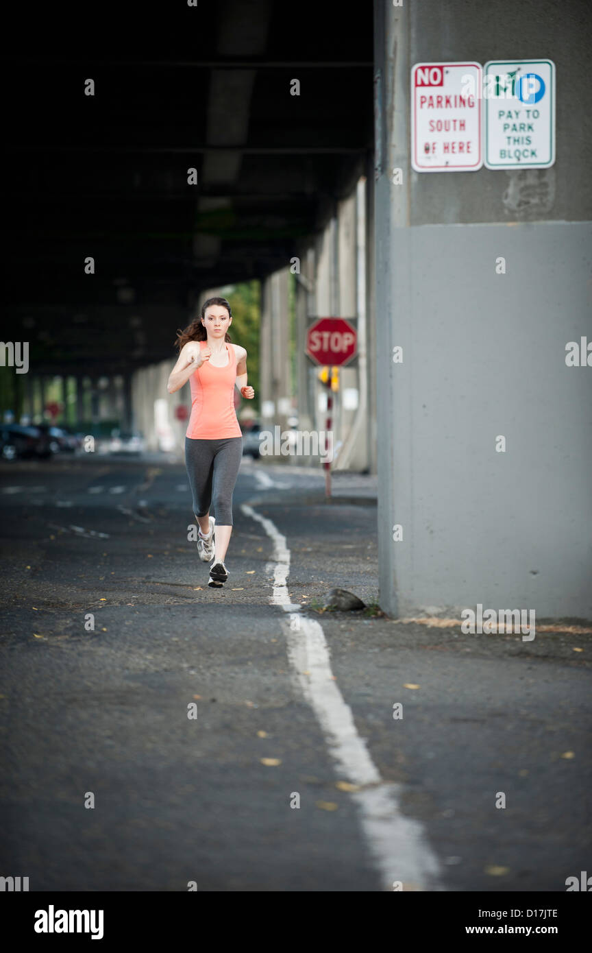 Frau auf Stadtstraße ausgeführt Stockfoto