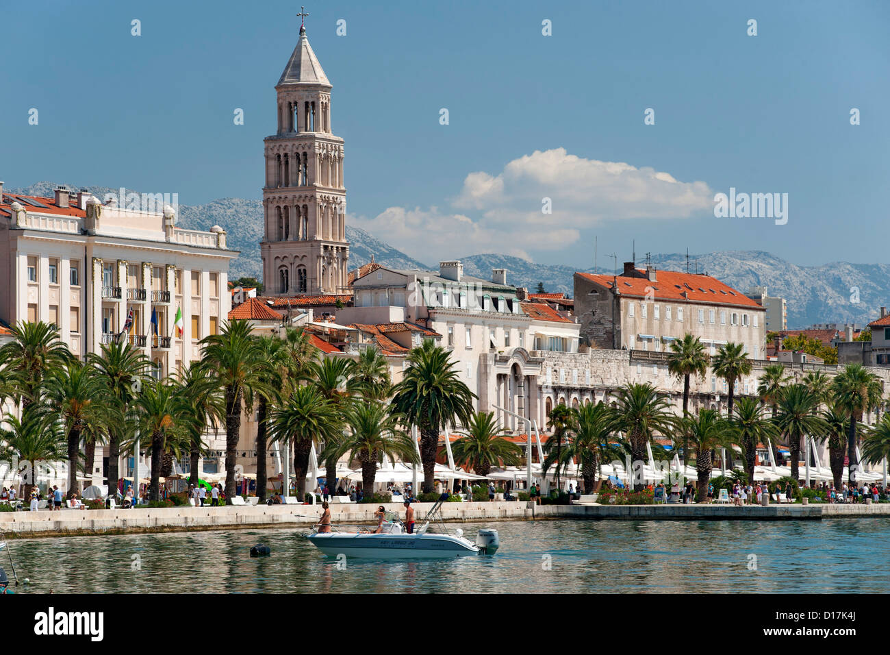 Die Uferpromenade und der Turm der Kathedrale des Heiligen Domnius in der Stadt Split in Kroatien. Stockfoto