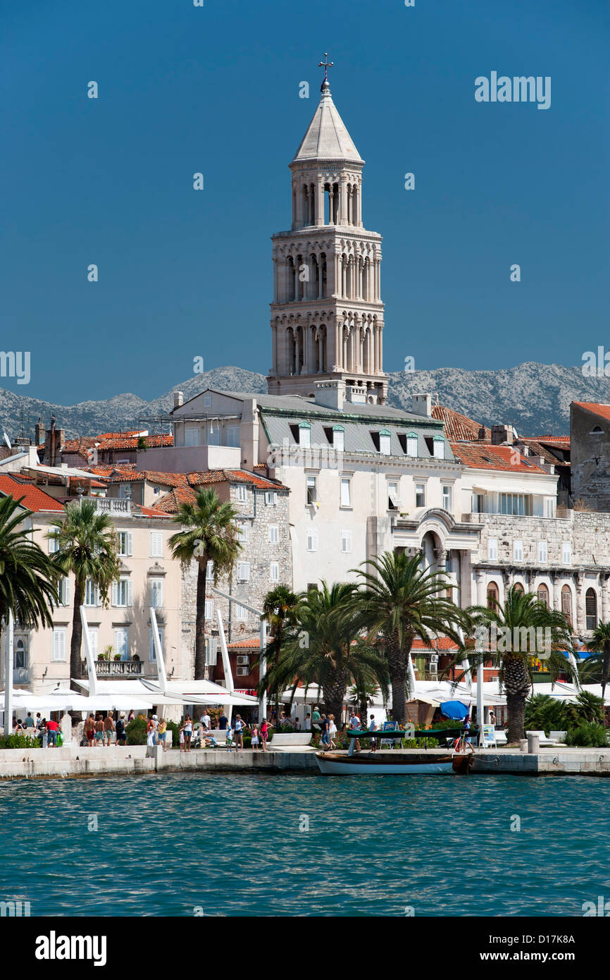 Die Uferpromenade und der Turm der Kathedrale des Heiligen Domnius in der Stadt Split in Kroatien. Stockfoto