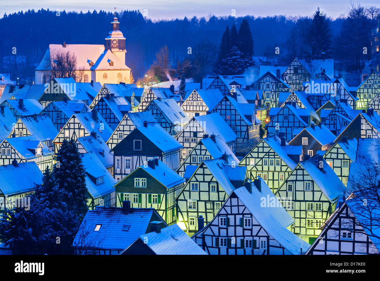 Winter abends Blick auf Schnee bedeckt alte Häuser in Freudenberg Siegerland Deutschland Stockfoto