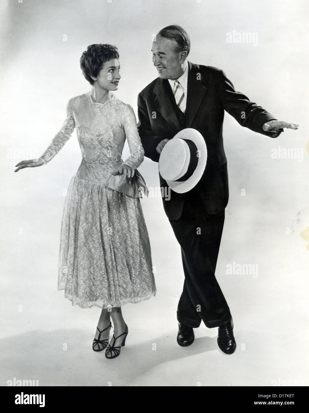 MAURICE CHEVALIER (1888 – 1972), französischer Sänger und Schauspieler in seiner US-TV-Show im Jahr 1955 mit Jeannie Carson Stockfoto