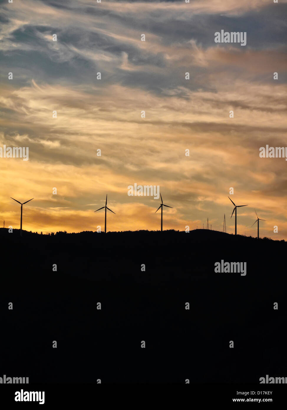 Italien, Kampanien, Salerno, Landschaft, äolisch Energie Turbinen bei Sonnenuntergang Stockfoto