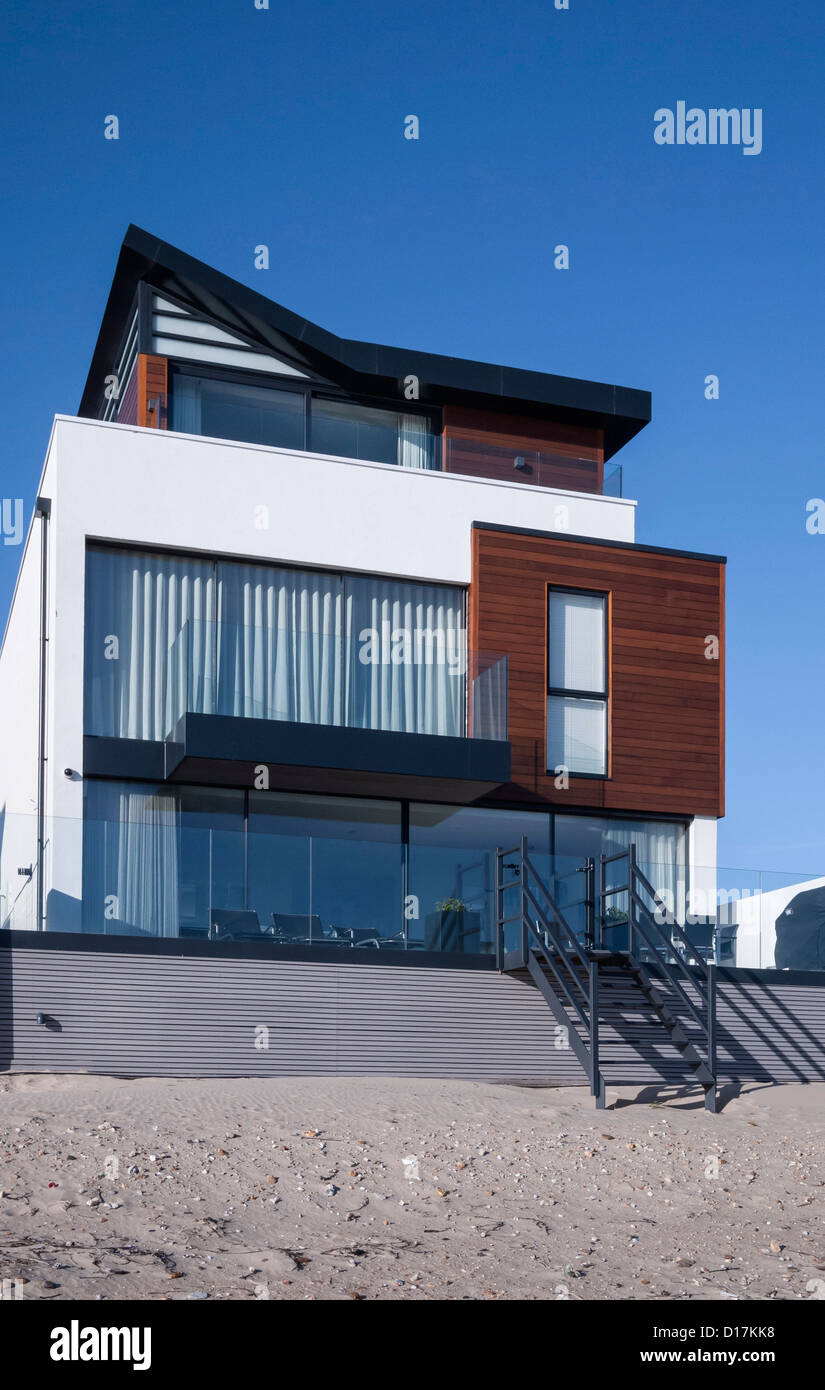 Eine moderne Beach House auf Sandbänken Strand, Poole, Dorset, England, UK. Europa Stockfoto