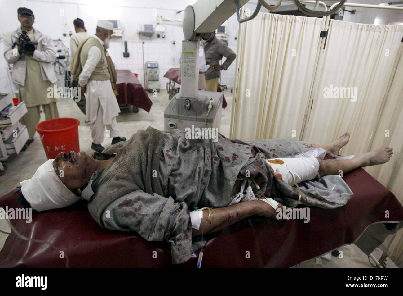 Verletzt der Charsadda Bombenanschlag Israr-Ul-Haq Lady Ready Reading Hospital in Peshawar auf Montag, 10. Dezember 2012 zugelassen ist. Mindestens acht Personen verletzt wurden in einer Explosion, die den Austragungsort der Awami National Party (ANP) Rallye ausgerichtet. Stockfoto