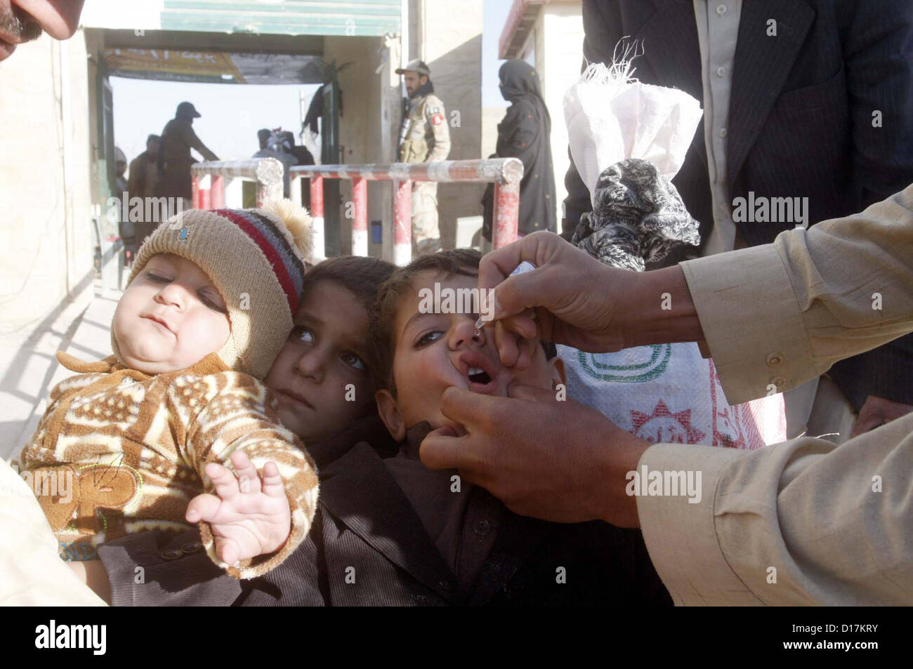 Ein medizinischer Fachkräfte verwaltet Polioimpfstoff Tropfen zu einem Kind während Anti-Polio-Kampagne an Pak-afghanischen Grenze nahe Freundschaft Tor in Chaman auf Montag, 10. Dezember 2012. Drei Fall Antwort (Entstehung Kampagne nach Polio-Fall) anti-Polio, neu entdeckten drei Polio-Virus P2 Fällen im Bezirk Qila Abdullah Chaman. Gesamtzahl der Fälle in diesem Jahr sind zehn. Stockfoto