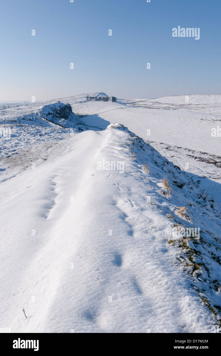 Suche entlang der Linie der Hadrianswall in Richtung Peel Crag und Stahl Rigg Stockfoto