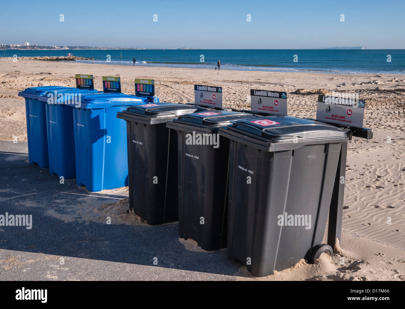 Recycling Bins an der Promenade von Sandbänken Strand, Bucht von Poole, Dorset, England, UK. Europa Stockfoto