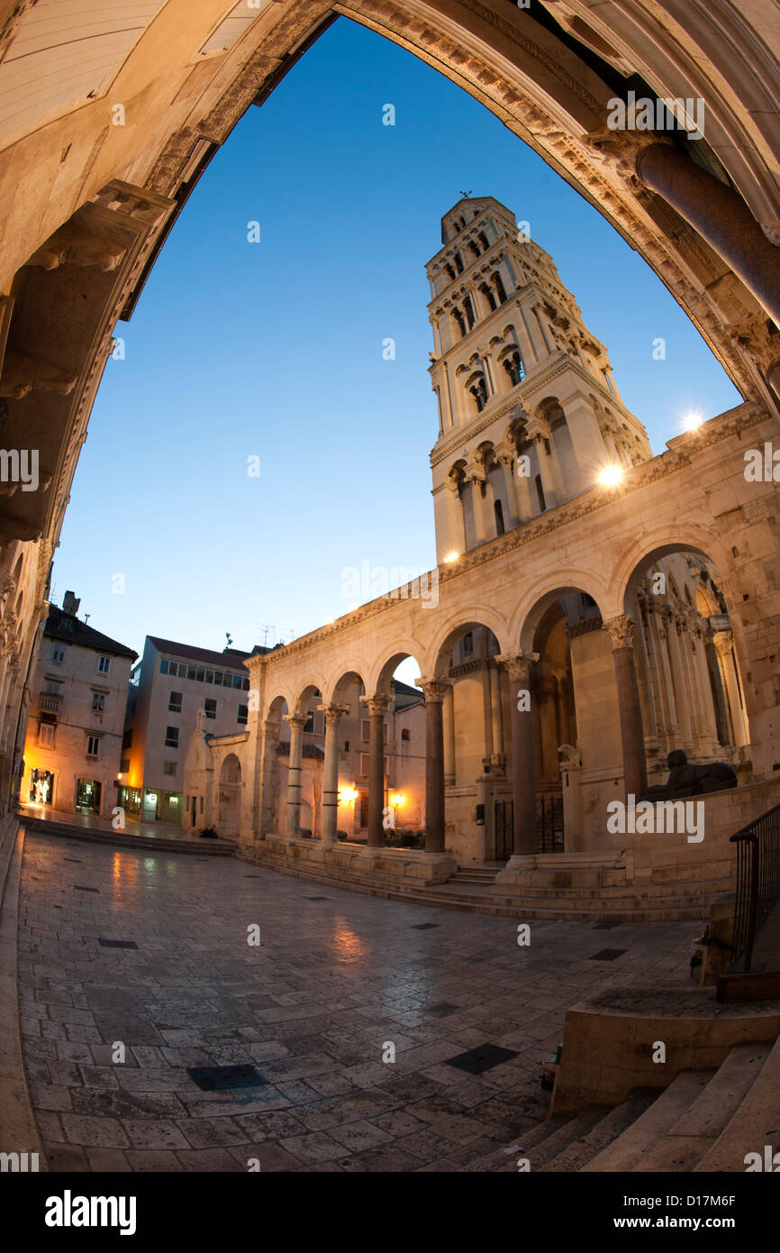 Hof / Säulenhalle des Diokletian Palast und Turm der Kathedrale von St. Domnius in der Stadt Split in Kroatien. Stockfoto