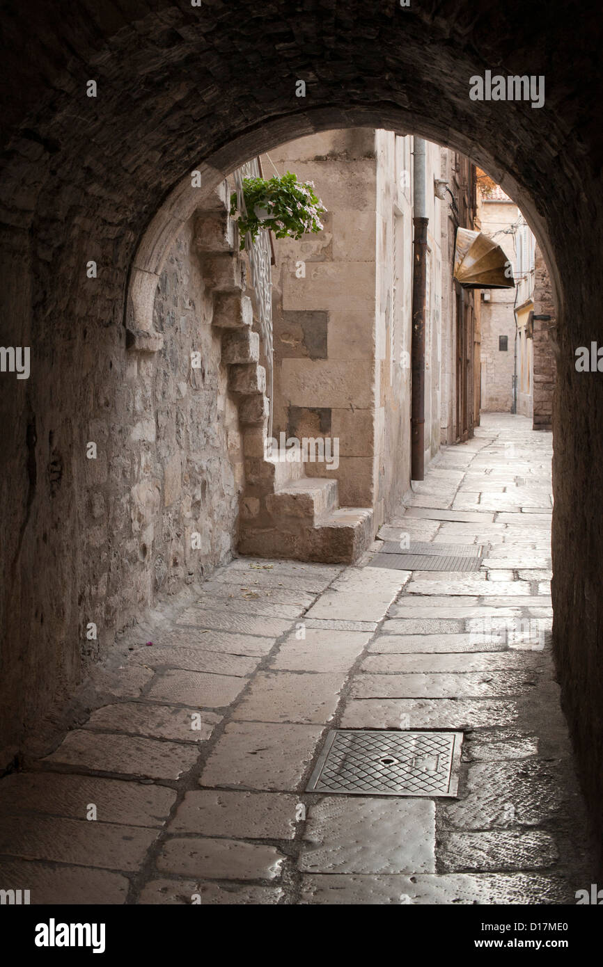 Stein-Gassen der Altstadt in der Stadt Split an der kroatischen Adria Küste. Stockfoto