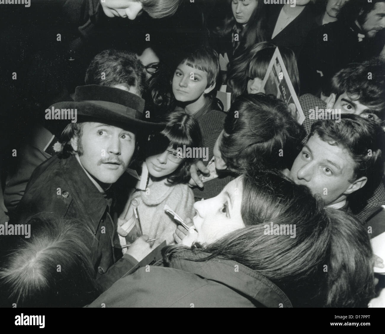 DIE BYRDS uns pop-Gruppenmitglied Dave Crosby mit Fans in London im Februar 1967 Stockfoto