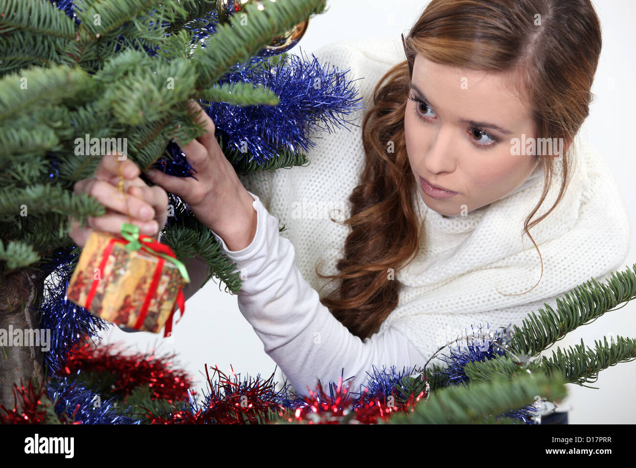 Mädchen Geschenk Weihnachtsbaum hängt Stockfoto