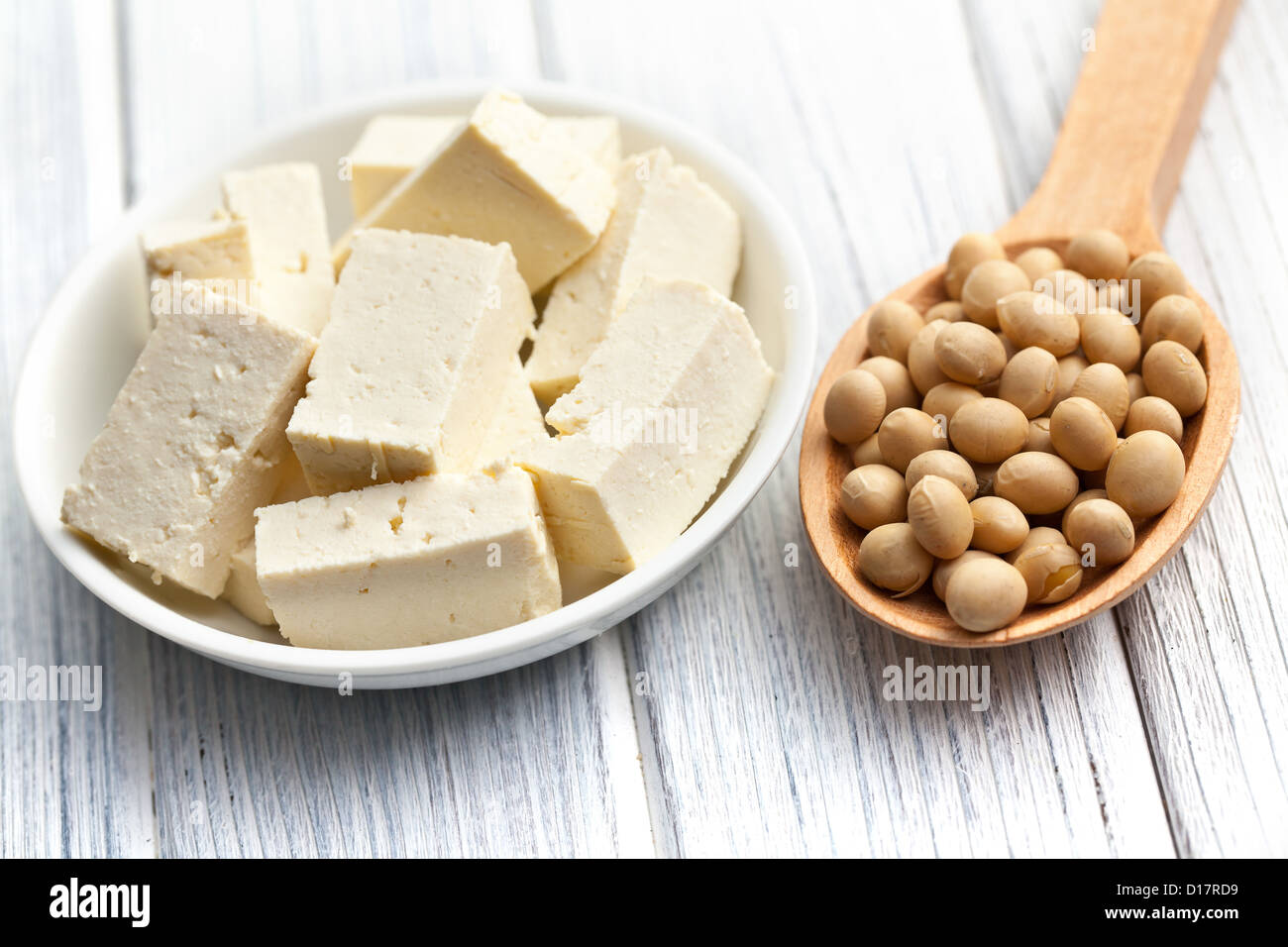 Tofu und Soja Bohnen auf Küchentisch Stockfoto