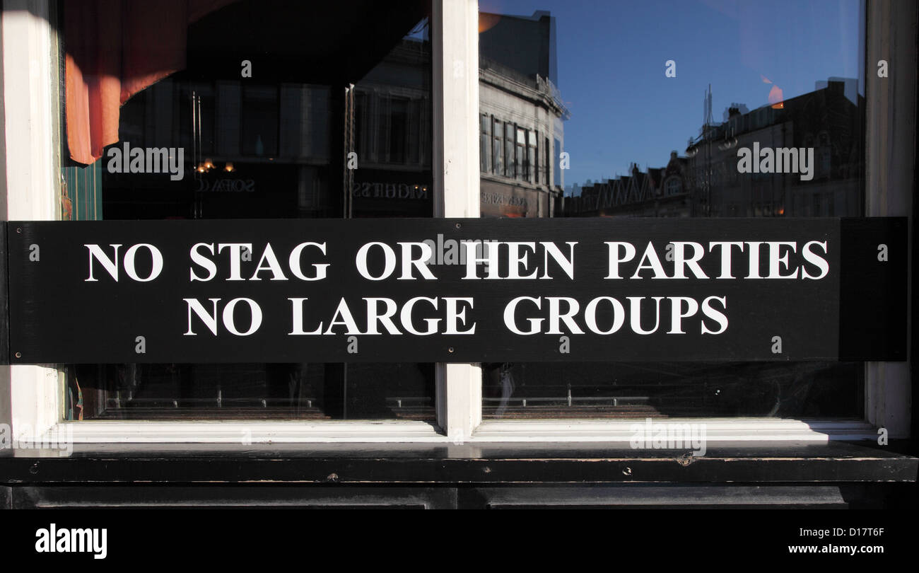 Zeichen keine Junggesellenabschiede keine großen Gruppen außerhalb Pub in Whitley Bay North East England Großbritannien Stockfoto