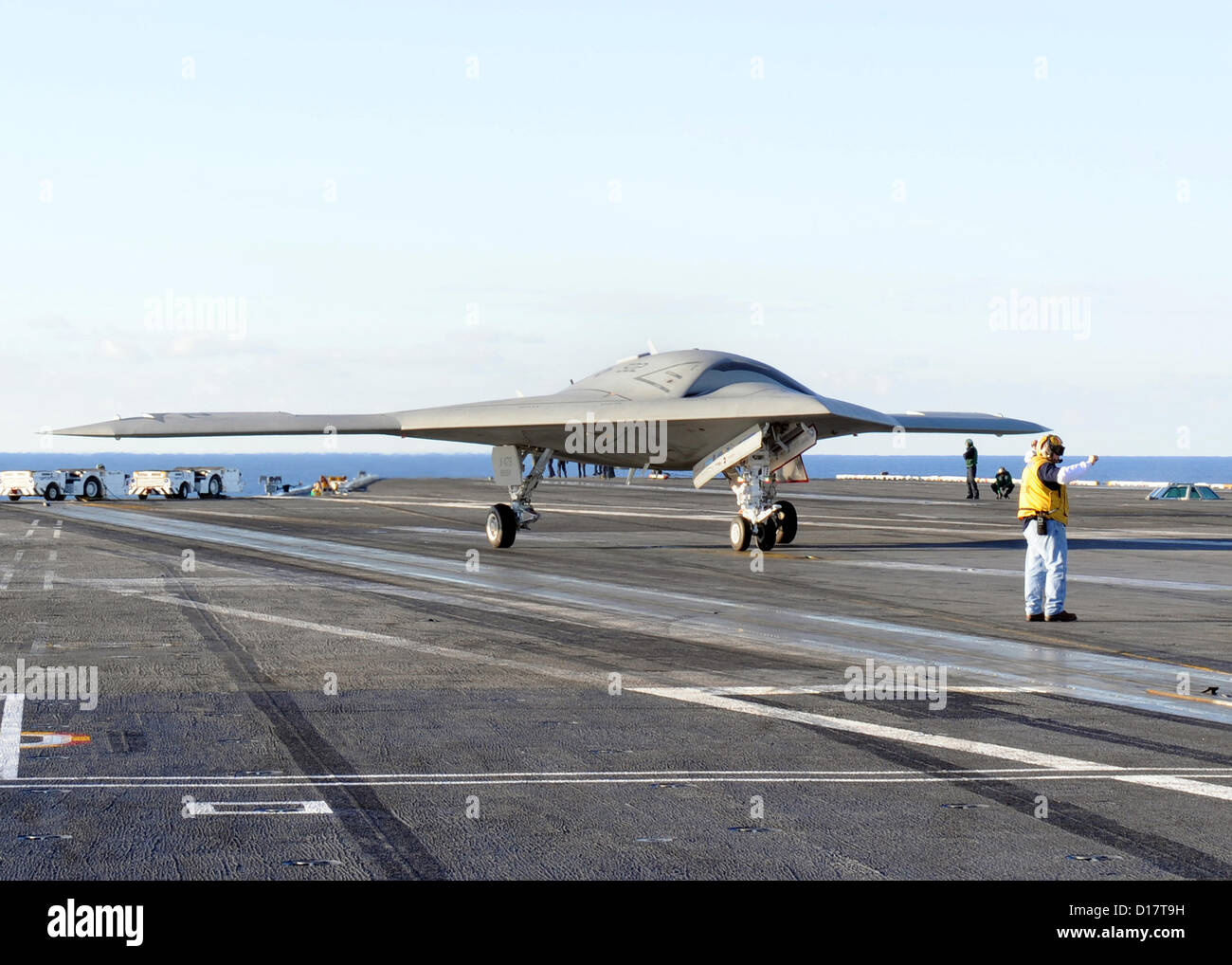 X-47 b Unmanned Combat Air System rollt auf dem Flugdeck des Flugzeugträgers USS Harry S. Truman im Gange 9. Dezember 2012 im Atlantischen Ozean. Die Truman ist der erste Flugzeugträger, Host-Testbetrieb für eine unbemannte Flugzeuge. Stockfoto