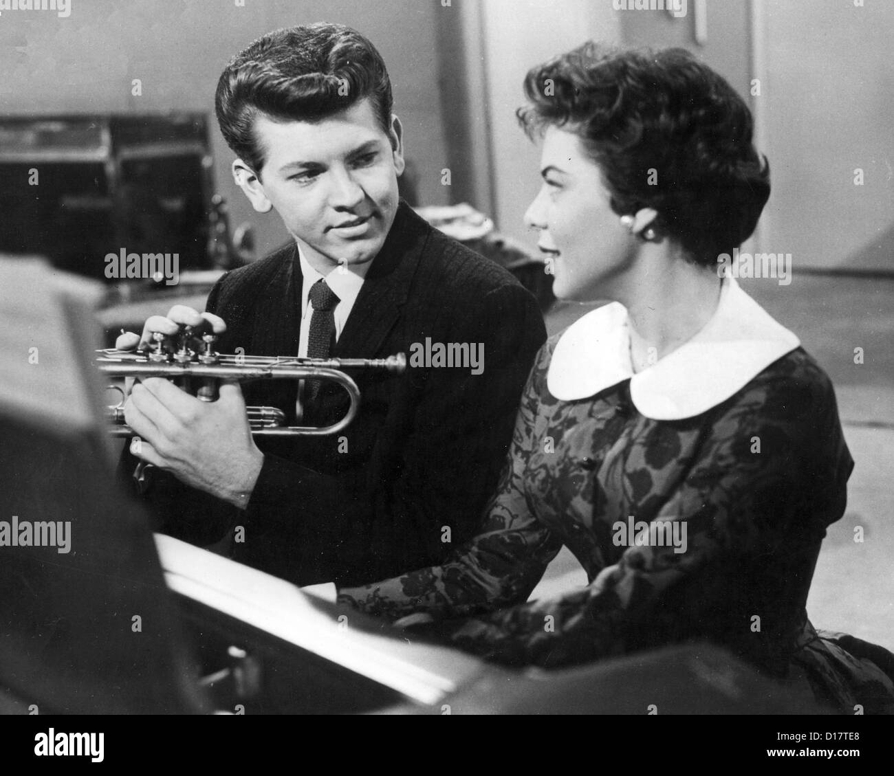 GO, JOHNNY, GO!  1959-Hal-Roach-Verteilung-Film mit Jimmy Clanton als Johnny Melody und Sandy Stewart als Julie Arnold Stockfoto