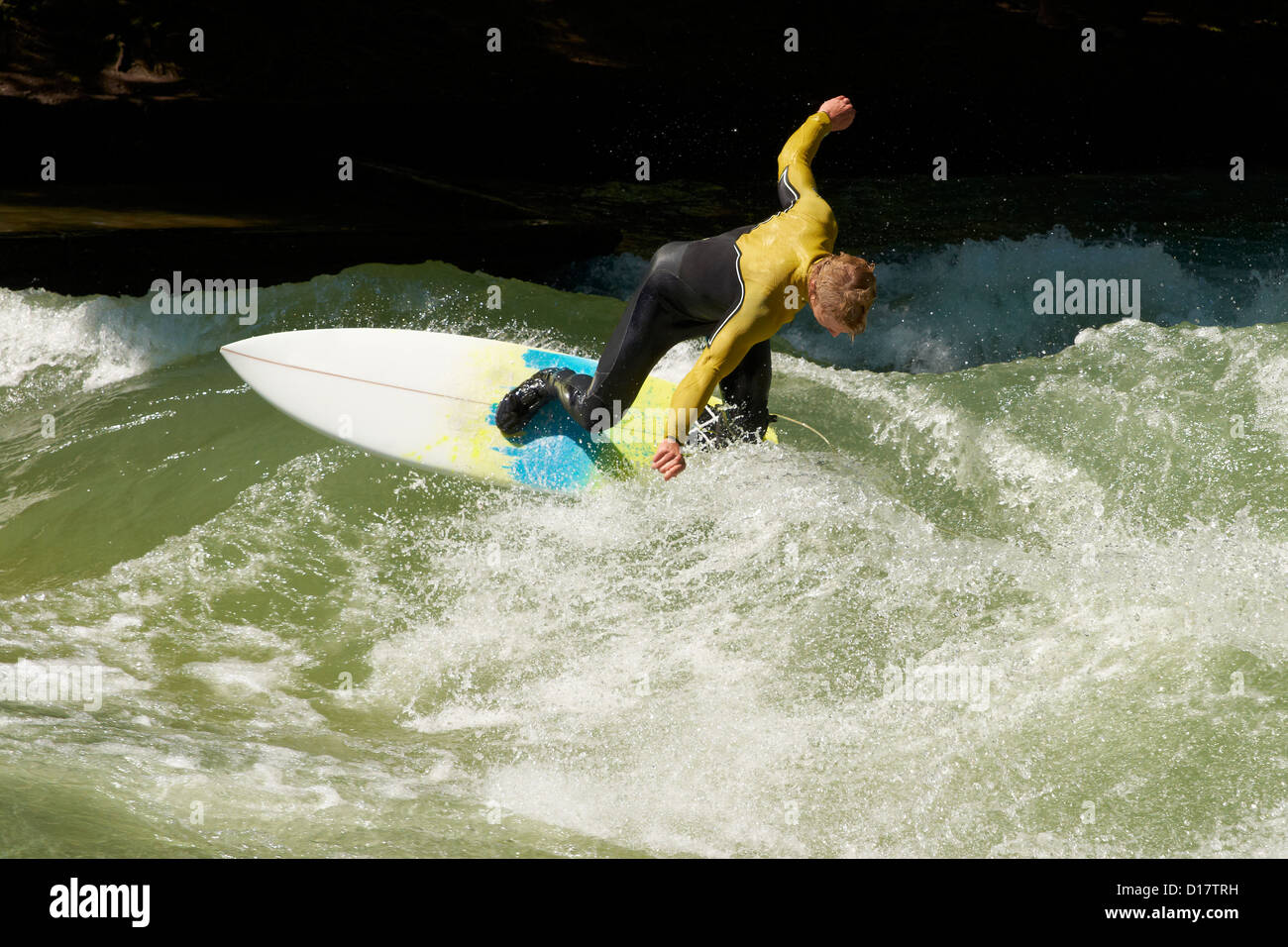 Surfer Surfen die stationäre Welle im Eisbach Kanal befindet sich in