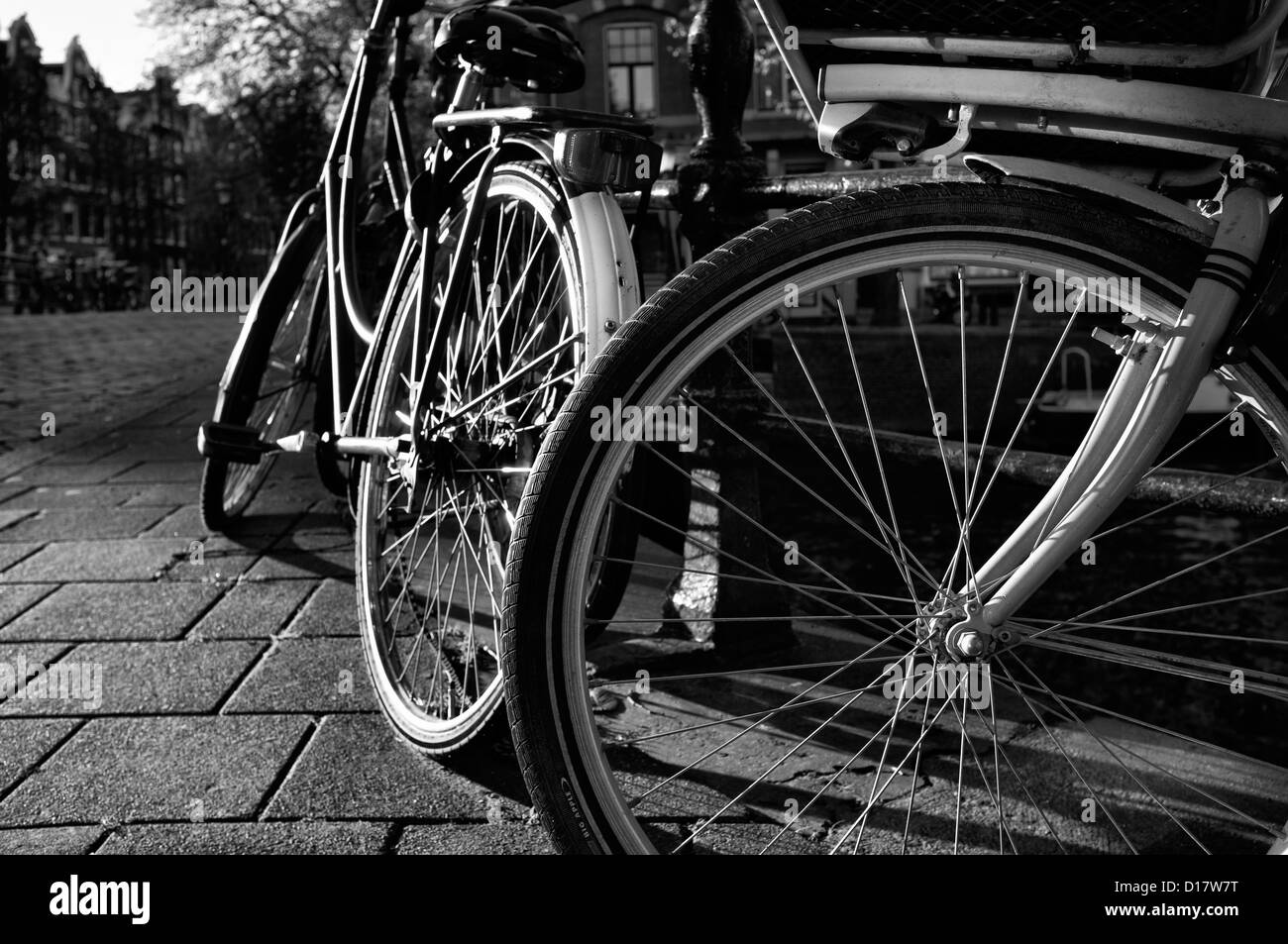 Holland, Amsterdam, Fahrräder, die durch eine Brücke geparkt Stockfoto
