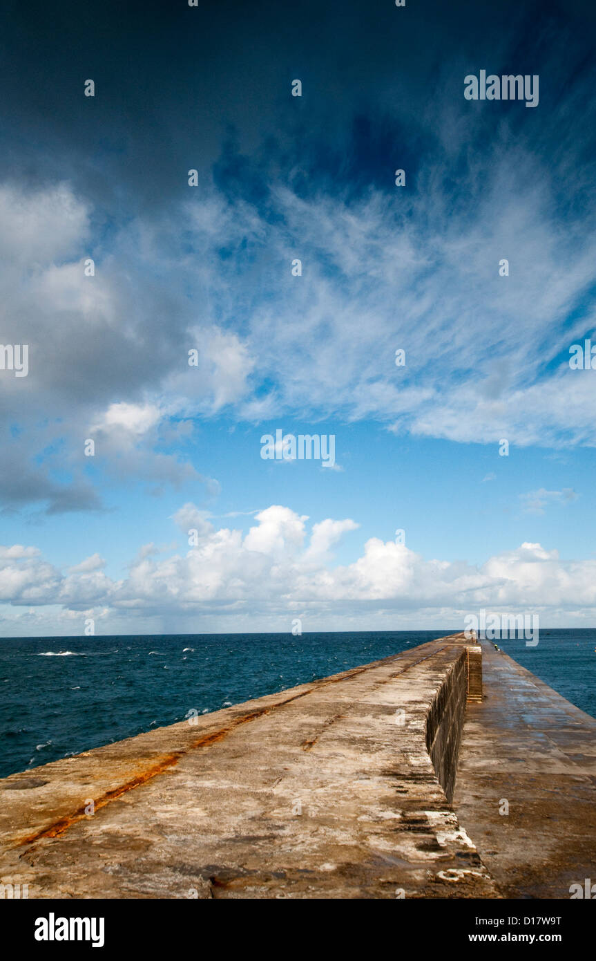 Der Mole im Hafen von Braye auf Alderney, Kanalinseln Stockfoto