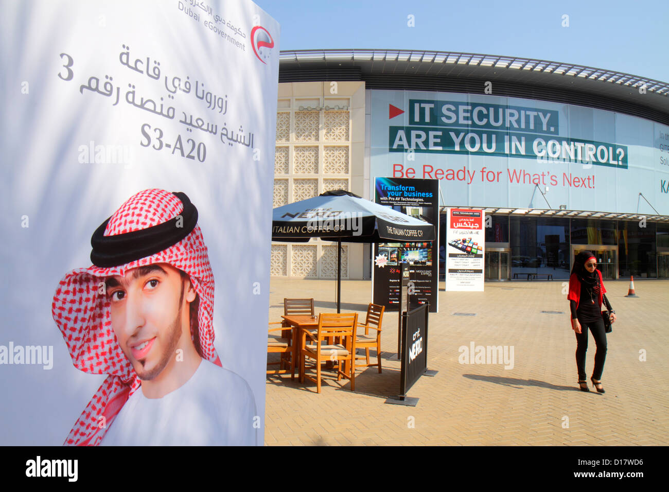 Dubai VAE, Vereinigte Arabische Emirate, Sheikh Zayed Road, World Trade Centre, Convention Centre, GITEX Technology Week, Special, Englisch, Arabisch, Sprache, zweisprachig, Stockfoto
