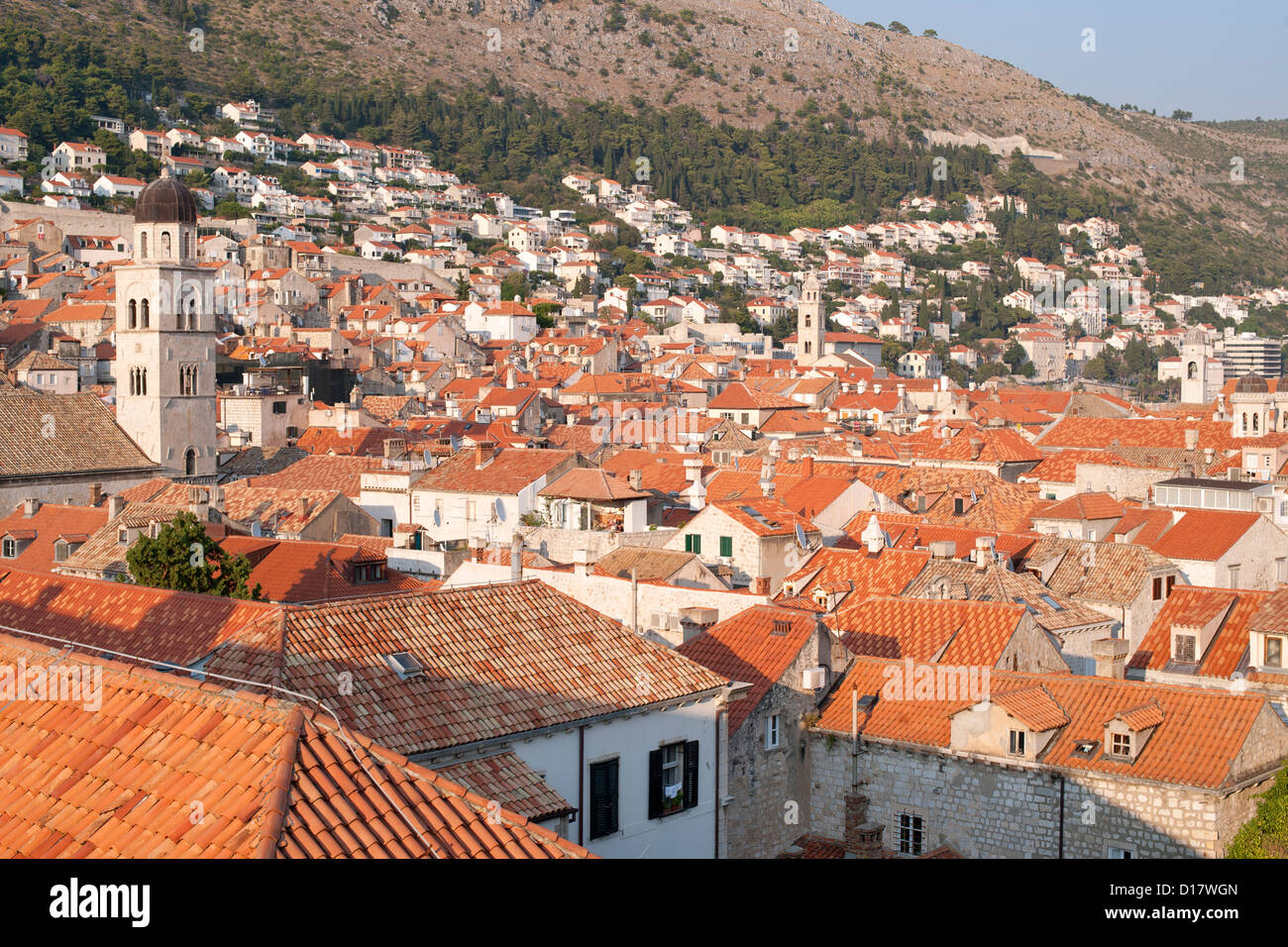 Blick über die Dächer der Altstadt in der Stadt von Dubrovnik an der Adria Küste in Kroatien. Stockfoto