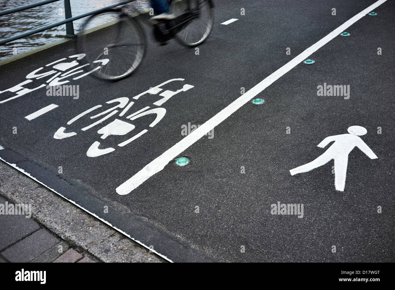 Holland, Amsterdam, Biker auf einer Brücke in der Nähe von Hauptbahnhof Stockfoto