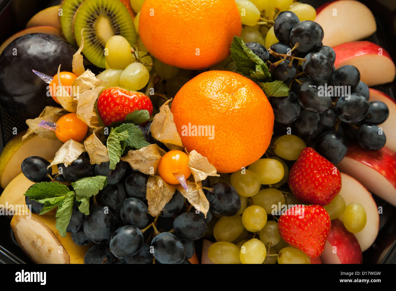 frische süße Früchte und Berrys auf schwarz Stockfoto