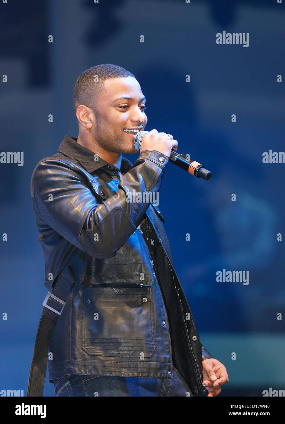 Birmingham, Vereinigtes Königreich. 10. Dezember 2012. JLS Eröffnung der wichtigsten Modenschau, soll Durchführung einen exklusiven DJ das Publikum bei der Kleidung Show Live warm. Clothes Show findet im National Exhibition Centre in Birmingham und in diesem Jahr fand die 24. Veranstaltung. Hier abgebildet ist JB Stockfoto Birmingham, Vereinigtes Königreich. 10. Dezember 2012. JLS Eröffnung der wichtigsten Modenschau, soll Durchführung einen exklusiven DJ das Publikum bei der Kleidung Show Live warm. Clothes Show findet im National Exhibition Centre in Birmingham und in diesem Jahr fand die 24. Veranstaltung. Hier abgebildet ist JB Stockfoto