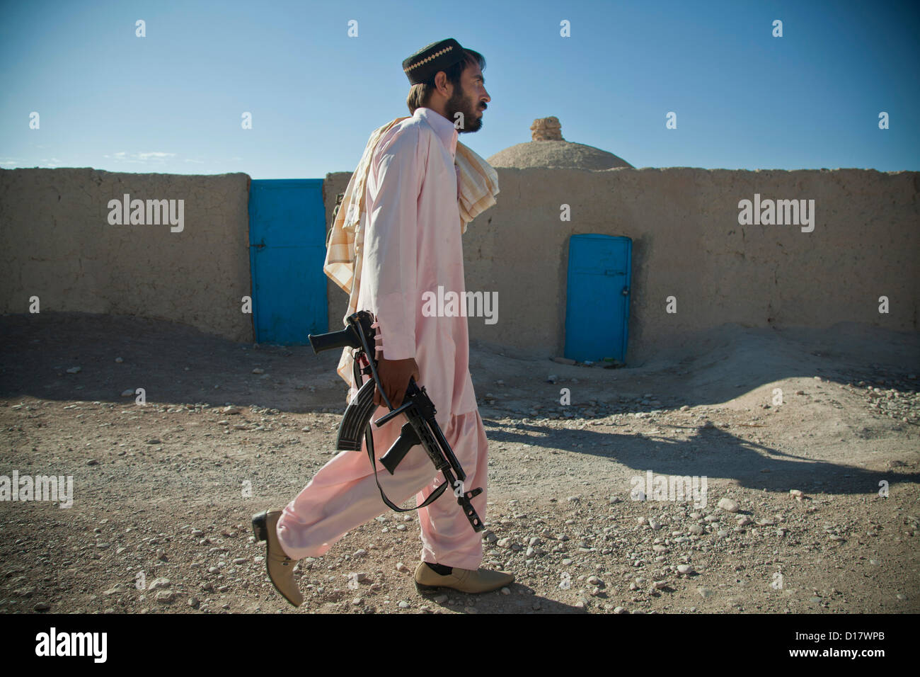 Eine afghanische Polizei während einer Patrouille 9. Dezember 2012 in der Provinz Farah, Afghanistan. Stockfoto